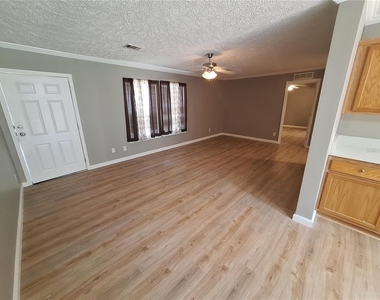 6735 Ravenwood Street - Photo Thumbnail 3