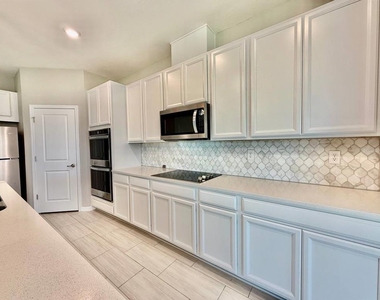 34329 Evergreen Hill Court - Photo Thumbnail 11