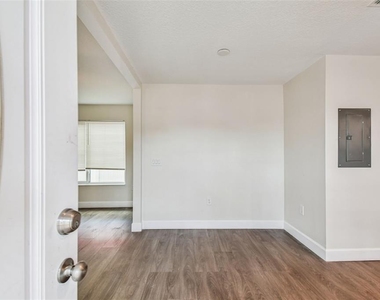 650 E Tarpon Avenue - Photo Thumbnail 1