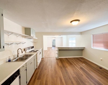 320 W Bullard Avenue - Photo Thumbnail 6