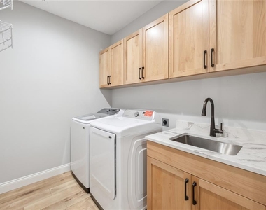 444 Delaney Park Drive - Photo Thumbnail 7