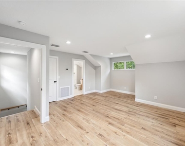 444 Delaney Park Drive - Photo Thumbnail 9