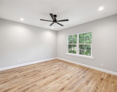 444 Delaney Park Drive - Photo Thumbnail 5