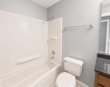 112 Reserve Circle - Photo Thumbnail 9
