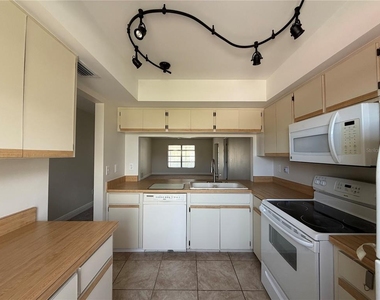 635 Harvey Street - Photo Thumbnail 4