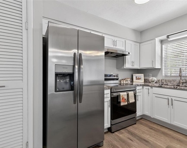 3907 Nw 21st Street - Photo Thumbnail 4