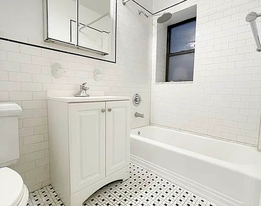 E 84th St between Lexington Ave & Third Ave - Photo Thumbnail 8