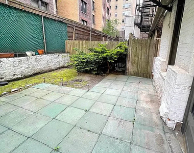 E 84th St between Lexington Ave & Third Ave - Photo Thumbnail 11