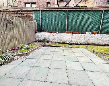 E 84th St between Lexington Ave & Third Ave - Photo Thumbnail 10