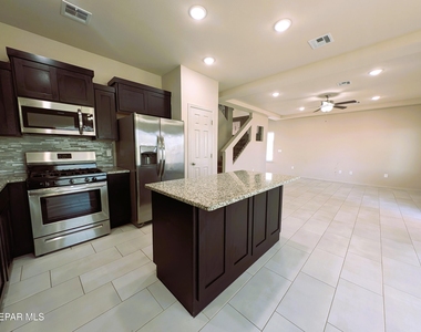 616 Rafael Marmolejo Street - Photo Thumbnail 6