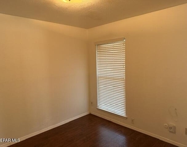 10430 Seawood Drive - Photo Thumbnail 3