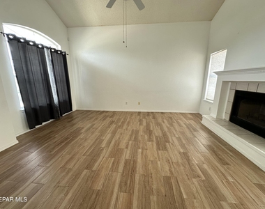 1340 James Cravens Court - Photo Thumbnail 3