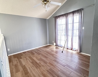1340 James Cravens Court - Photo Thumbnail 18