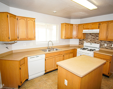 817 Dakota River Avenue - Photo Thumbnail 6