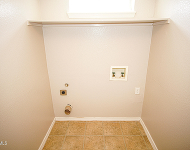 817 Dakota River Avenue - Photo Thumbnail 10