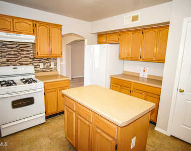 817 Dakota River Avenue - Photo Thumbnail 7