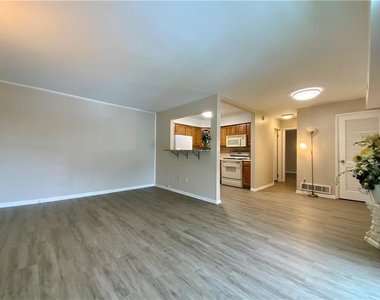 701 College Park Dr - Photo Thumbnail 5