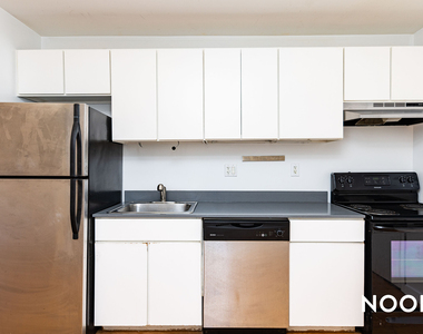 924 Metropolitan Ave - Photo Thumbnail 6