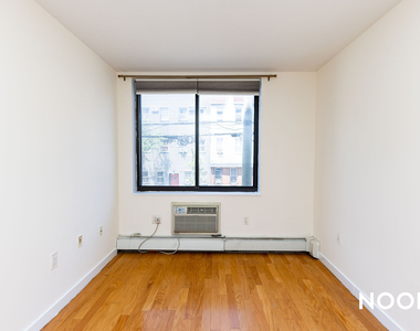 924 Metropolitan Ave - Photo Thumbnail 2
