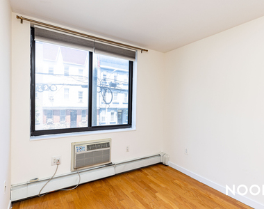 924 Metropolitan Ave - Photo Thumbnail 1