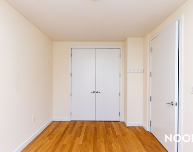 924 Metropolitan Ave - Photo Thumbnail 3