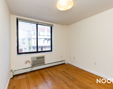 924 Metropolitan Ave - Photo Thumbnail 4