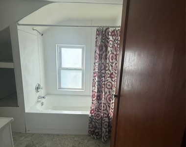 1068 Glenwood Road - Photo Thumbnail 10