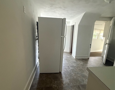 1068 Glenwood Road - Photo Thumbnail 4