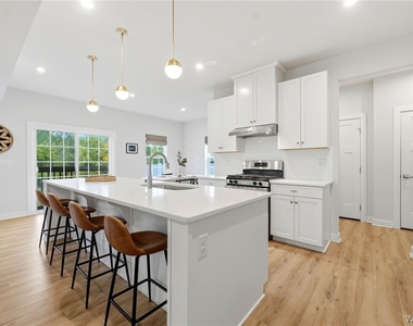100 Lynette Lane - Photo Thumbnail 14