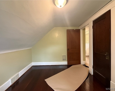 63 Wright Avenue - Photo Thumbnail 11