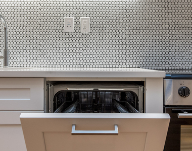 228 Kingsland Ave - Photo Thumbnail 3