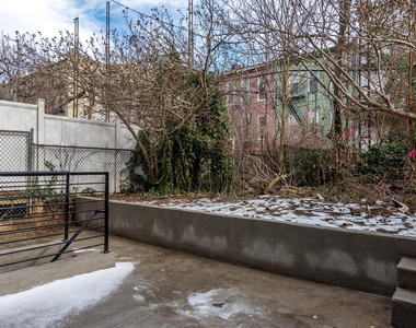 228 Kingsland Ave - Photo Thumbnail 2