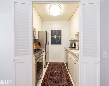 101 W 55th St - Photo Thumbnail 4