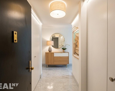 101 W 55th St - Photo Thumbnail 6