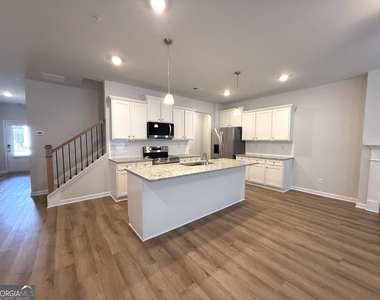 401 Lanier Circle - Photo Thumbnail 3