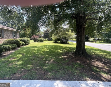 1020 Tuxedo Lane - Photo Thumbnail 4