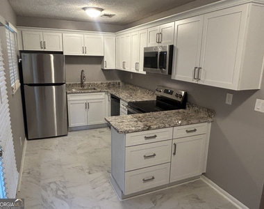 1020 Tuxedo Lane - Photo Thumbnail 10
