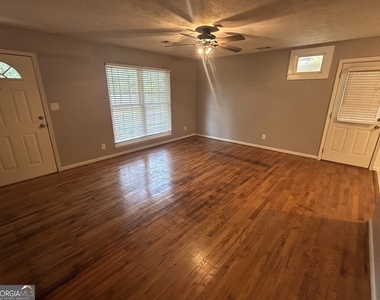 1020 Tuxedo Lane - Photo Thumbnail 5