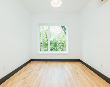 921 Gates Ave - Photo Thumbnail 3