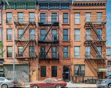 921 Gates Ave - Photo Thumbnail 4