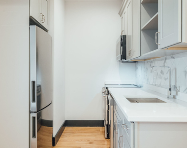 921 Gates Ave - Photo Thumbnail 8