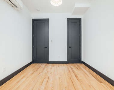921 Gates Ave - Photo Thumbnail 5
