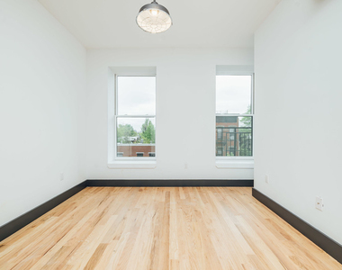 921 Gates Ave - Photo Thumbnail 9