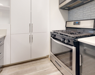 10 Hanover Square - Photo Thumbnail 1