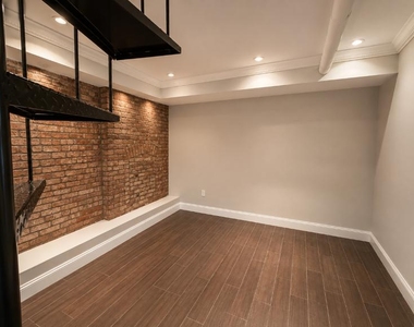 West 11 & Hudson Street - Photo Thumbnail 3
