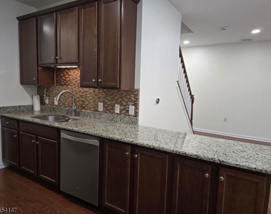 605 Lopez Ln - Photo Thumbnail 6