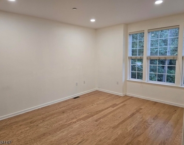 605 Lopez Ln - Photo Thumbnail 8