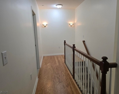 605 Lopez Ln - Photo Thumbnail 7