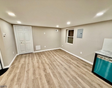264 Girard Ave - Photo Thumbnail 4