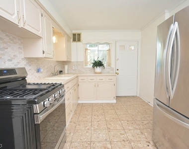 765 W 7th St - Photo Thumbnail 2